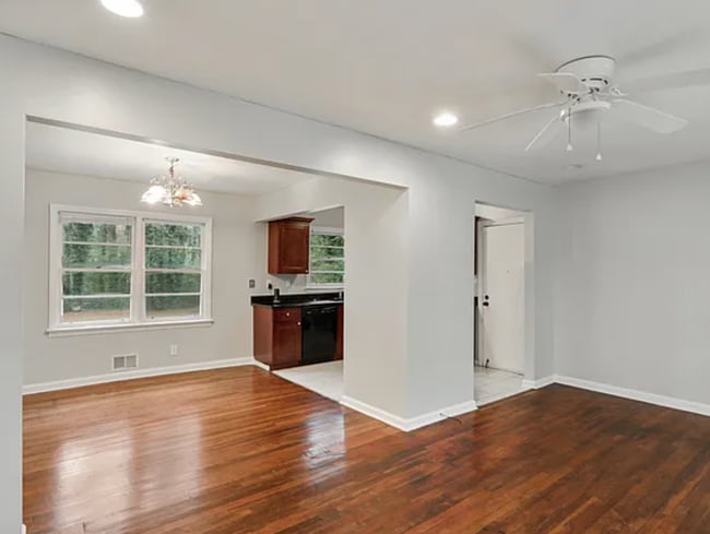 Building Photo - 3-bedroom, 1.5-bath in Decatur!