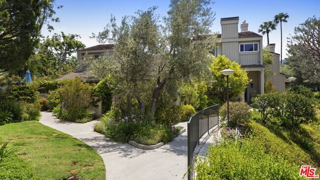 Building Photo - 1473 Palisades Dr