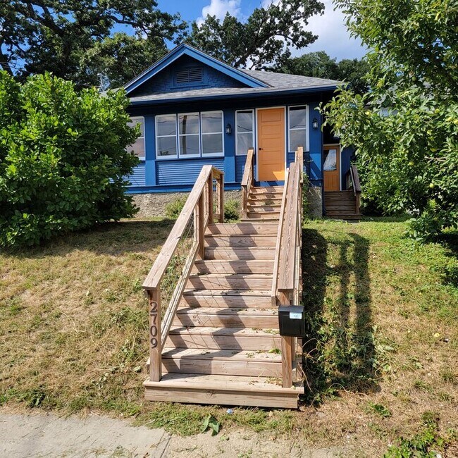 Building Photo - 2709 Linden St