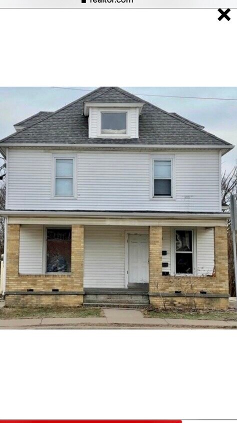 Primary Photo - 165 W Pine St