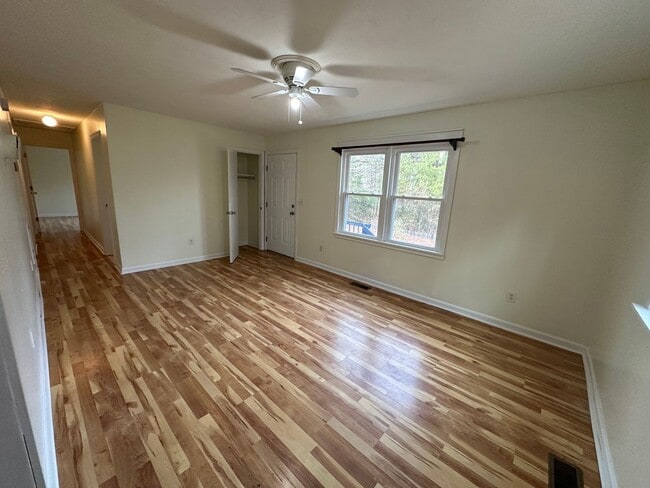 Building Photo - Spacious house located in the country! Fou...