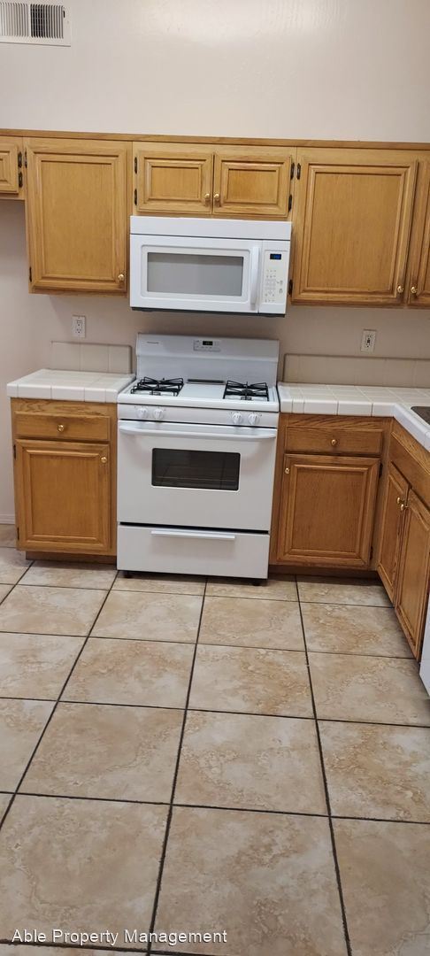 Building Photo - 3 br, 2 bath House - 9510 Millikan Way