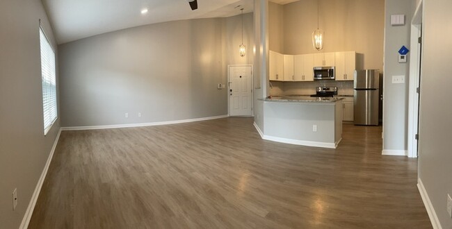 Building Photo - Completely Remodeled Anderson Condo