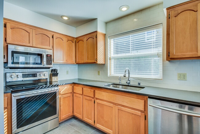 Foto del edificio - All Utilities Included! Fully-Furnished Vi...