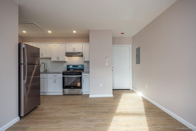 Building Photo - 72 S Main St