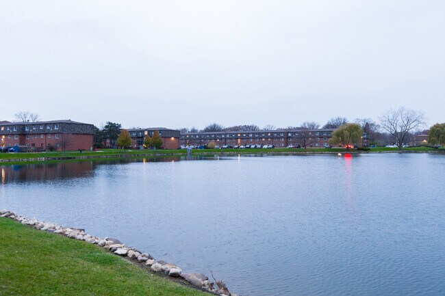 Building Photo - 9397 Bay Colony Dr