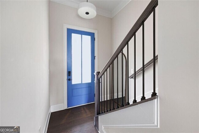 Building Photo - 109 Village Green Ave