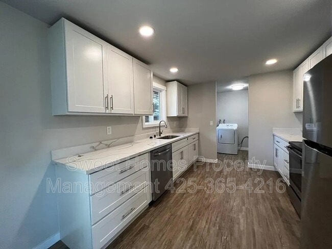 Building Photo - 9212 Lawndale Ave SW