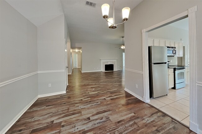 Foto del edificio - 9331 Charter Pine St