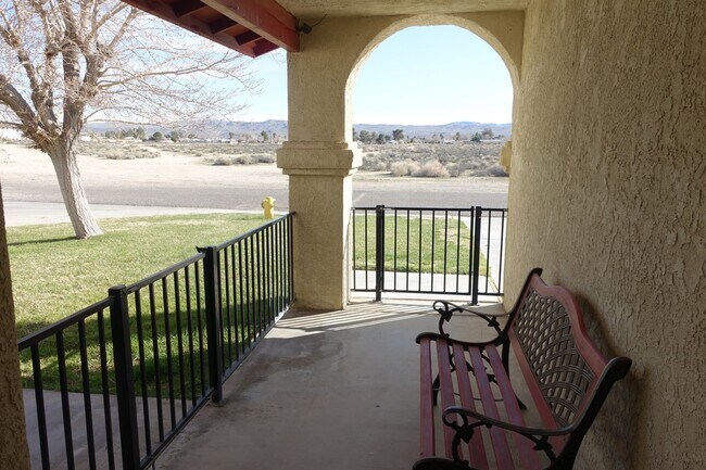 Foto del edificio - 300 W Felspar Ave