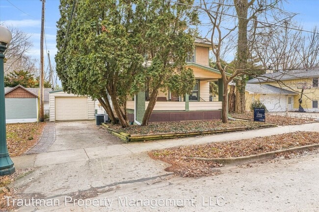 Building Photo - 3 br, 1.5 bath House - 106 N. Russell St.