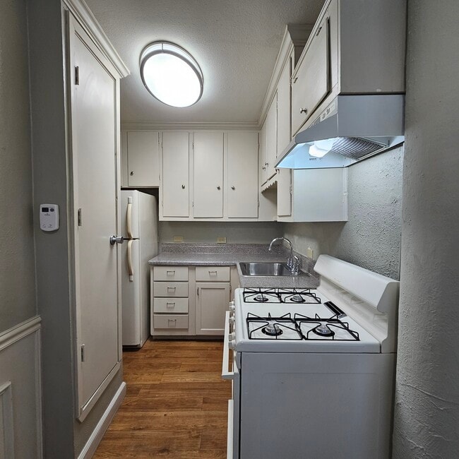 Kitchen - 10128 Kilarney Dr