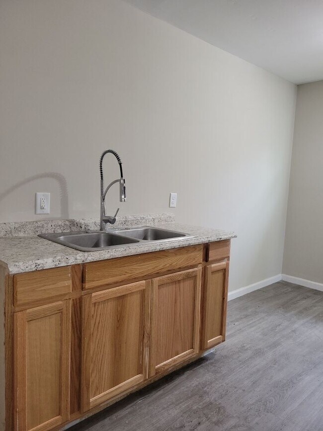 Foto del edificio - 6207 E 12th St