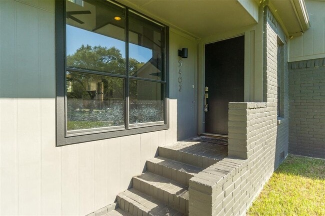 Building Photo - 5402 Royal Pkwy
