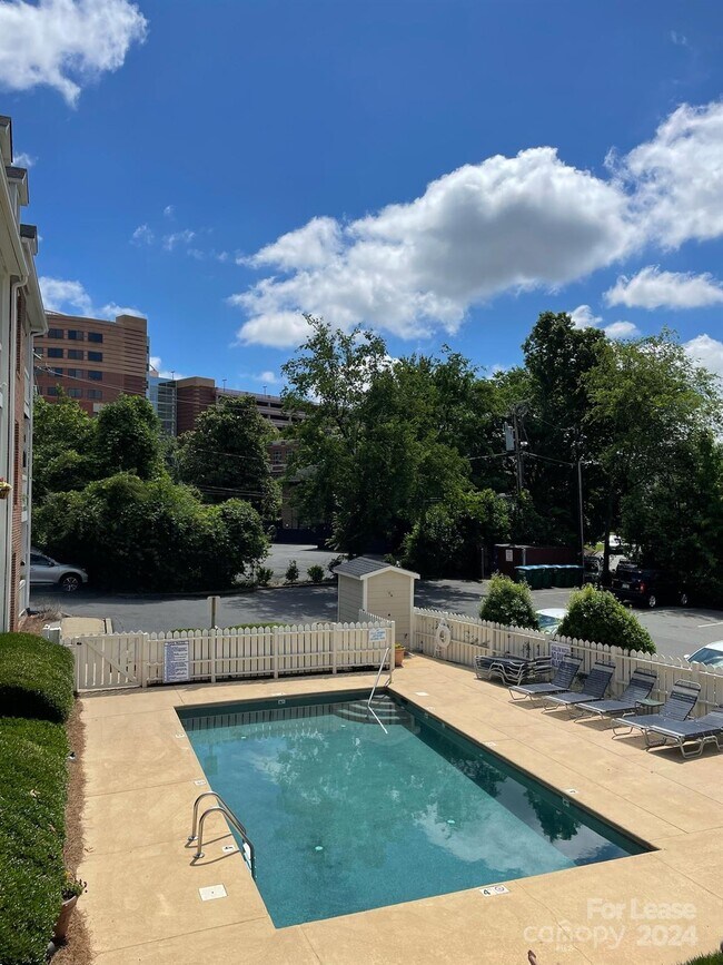 Building Photo - 301 Queens Rd