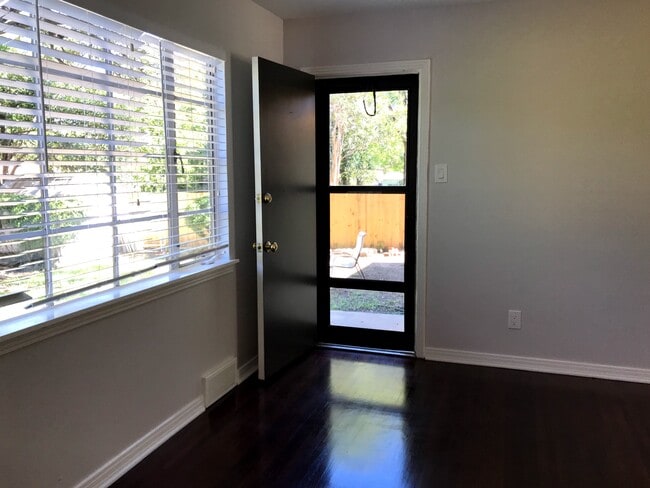 Building Photo - 3108 Medina Ave