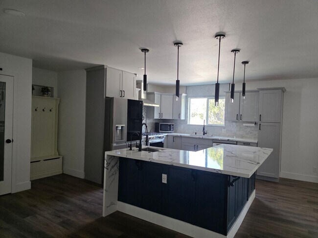 Foto del edificio - 3280 Everett Dr