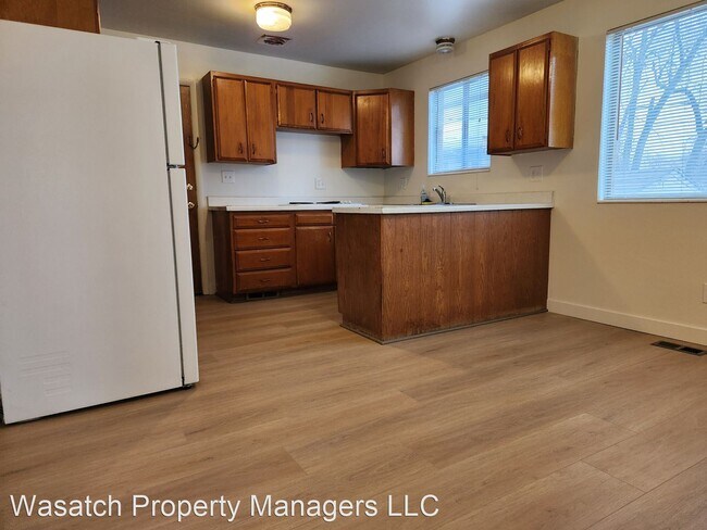 Building Photo - 2 br, 1 bath House - 663B Crystal Ave