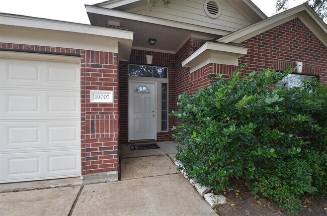 Building Photo - 19007 Country Square Dr