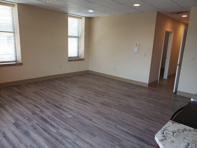 Building Photo - 106 E Otterman St