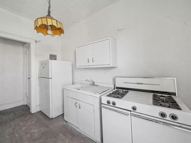 Building Photo - 374 S 2nd St