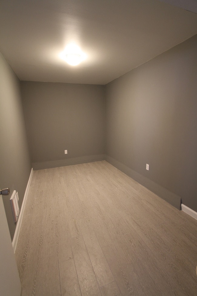 Building Photo - 886 44th Ave