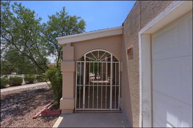 Building Photo - Spacious Home