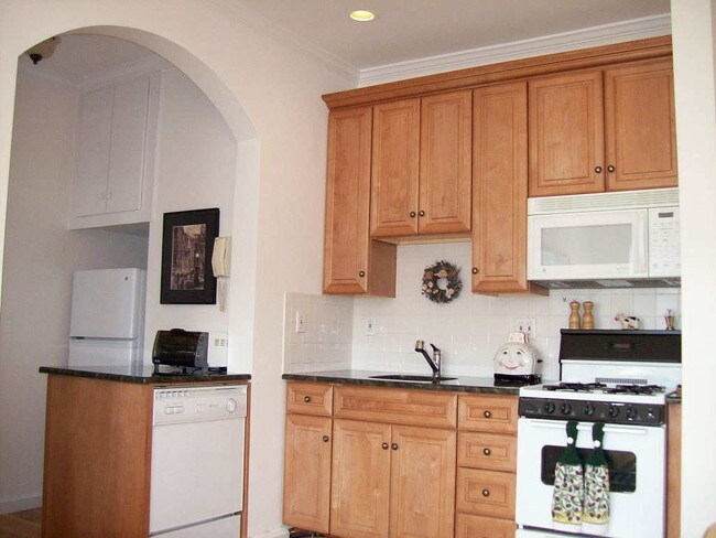 Kitchen - 883 Boulevard E