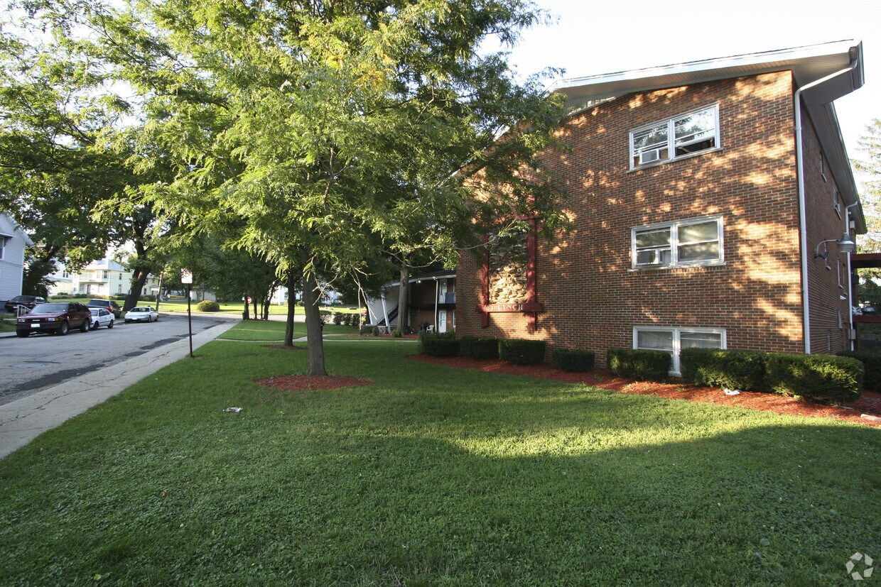 33 Lynch St, Elgin, IL 60123 Apartments in Elgin, IL