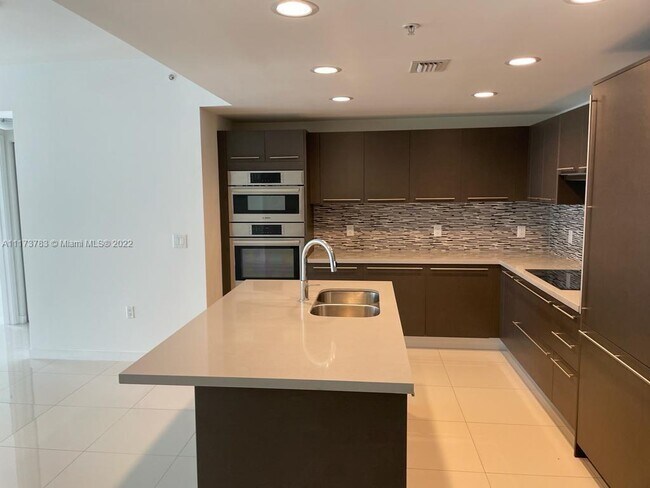 Foto del edificio - 7825 NW 107th Ave