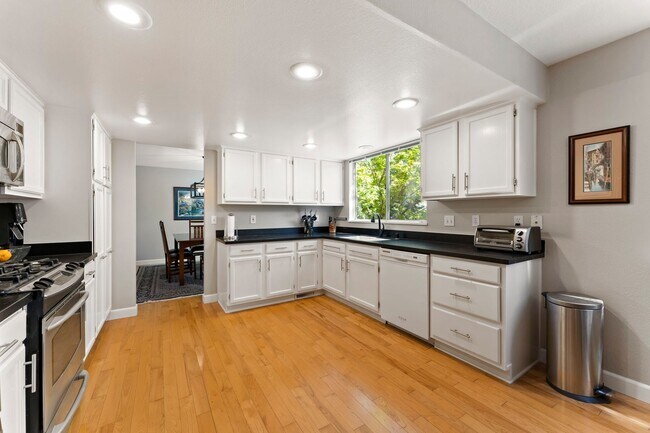 Foto del edificio - Fully Furnished Modern Home With Great Location