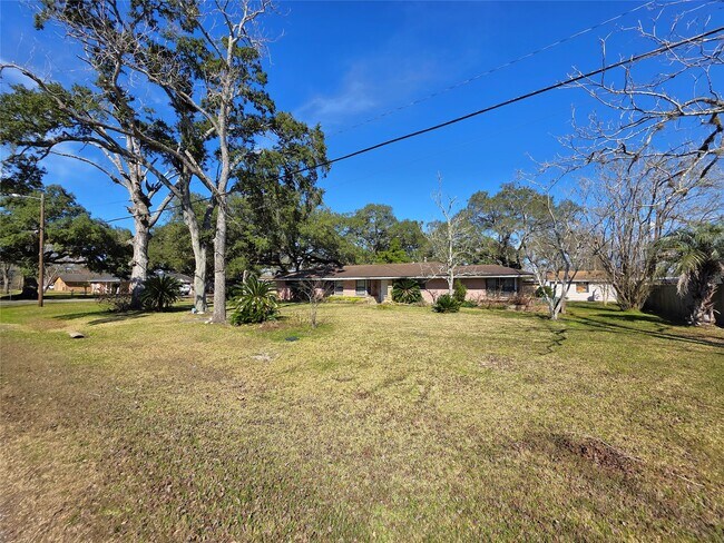 Building Photo - 706 Maple St