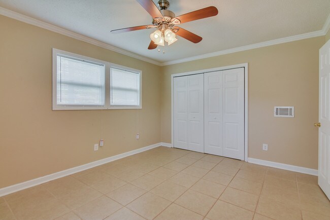 Foto del edificio - Spacious Three Bedroom w/Oversize Backyard