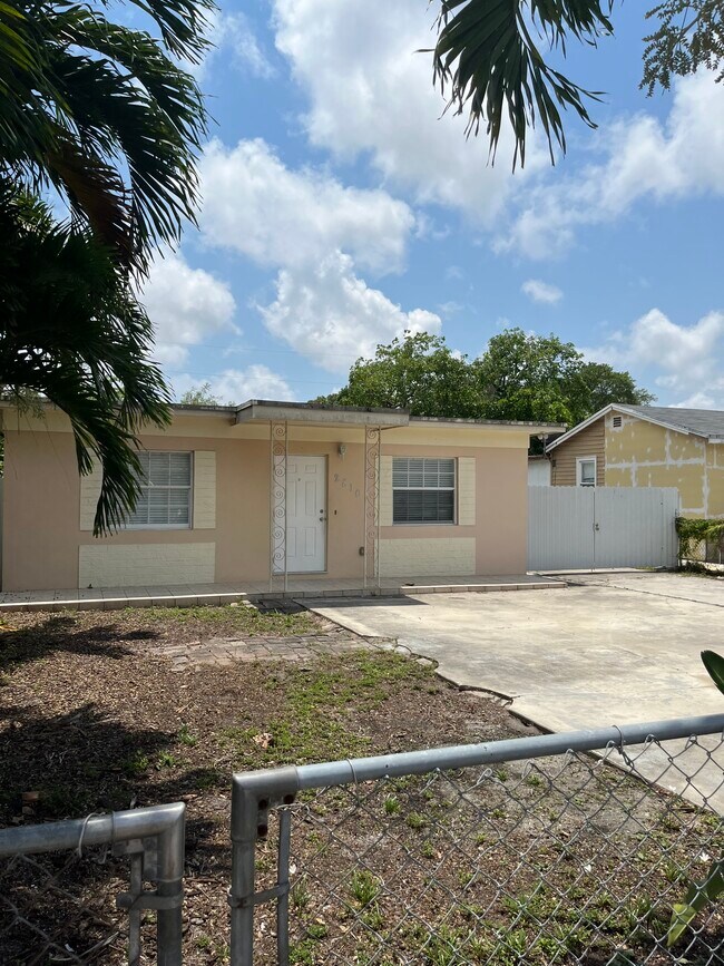 Foto del edificio - 2810 NW 99th St