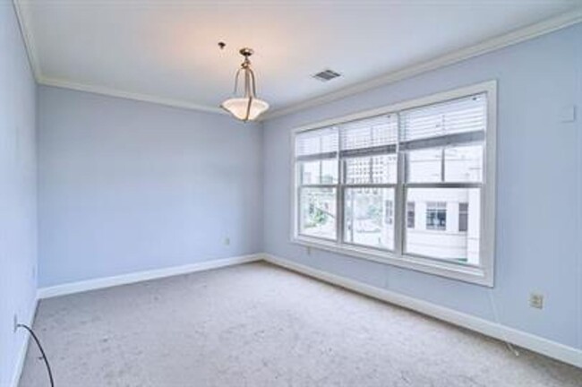 Building Photo - Beautiful Condo Available In Downtown Spar...