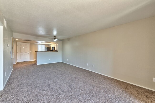 Building Photo - 8070 W Russell Rd