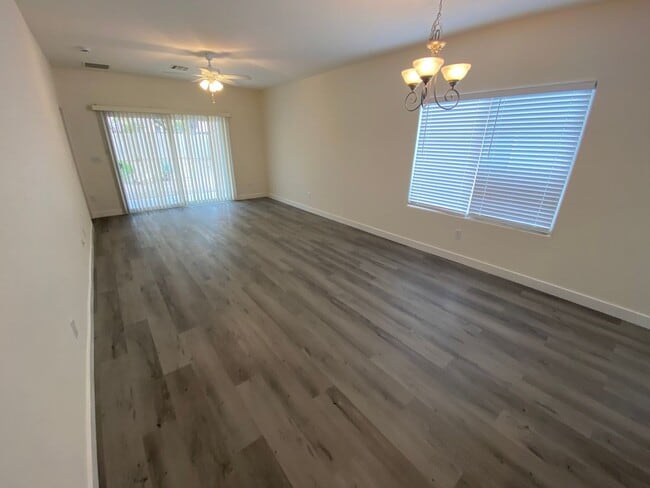 Building Photo - Beautiful 55+ 3 bed/2 bath home located in Aliante