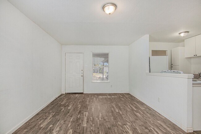 Foto del edificio - This charming 2-bedroom, 2-bathroom duplex is nestled in the desirable Lake Worth region of Fort ...