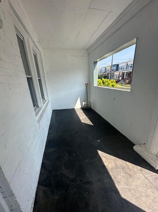 Building Photo - Renovated 3 Bed, 1 Bath townhome