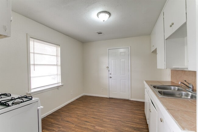 Building Photo - 1417 Jennifer Ln