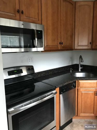 Building Photo - 135-167 S Maple Ave