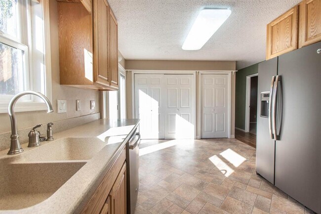Foto del edificio - 3 Bed 1 Bath Town House Large Fenced yard