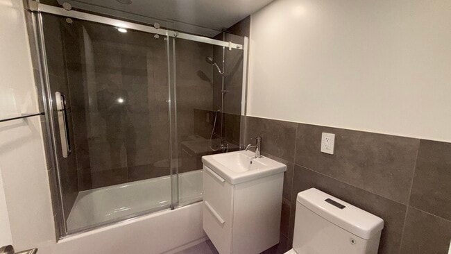 Building Photo - 10 Av. Rosemount