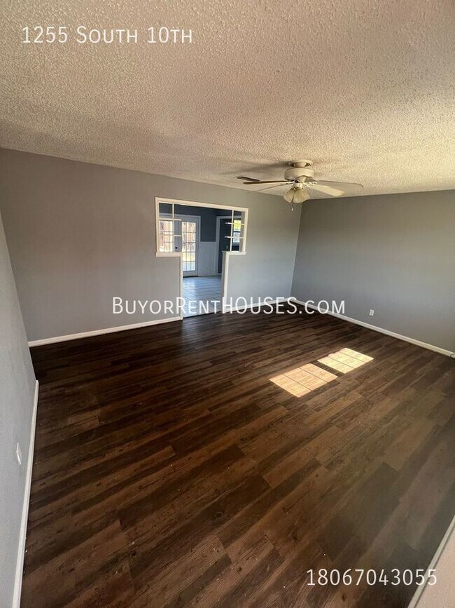 Building Photo - RENT is $975+ Pay $0 deposit at Move-In (S...