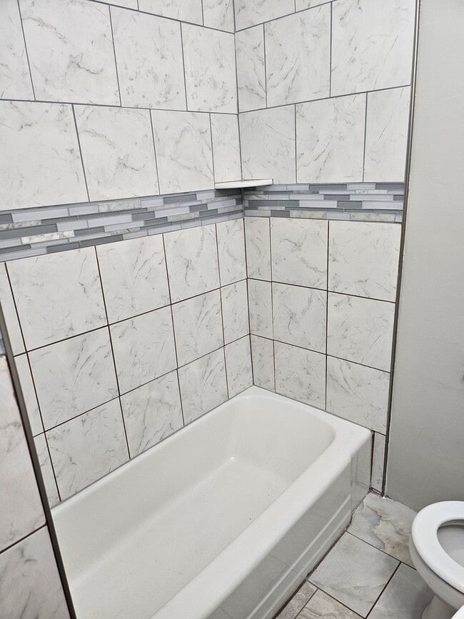 Building Photo - Remodeled 2 Bed house Available Now