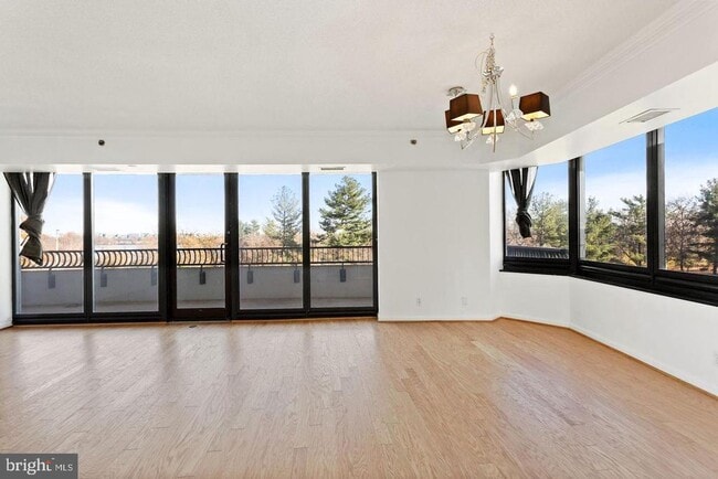 Building Photo - 1200 Crystal Dr