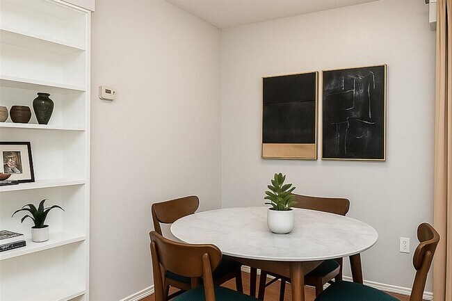 Foto del edificio - 2401 Manor Rd