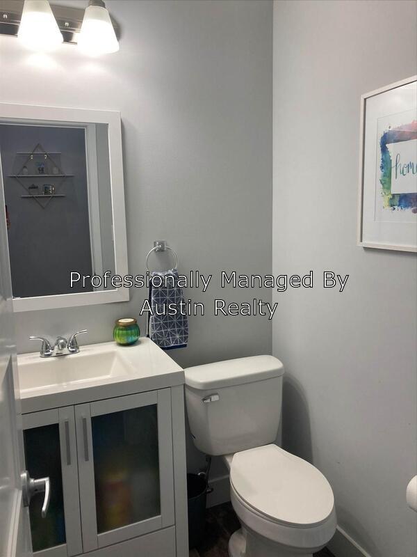 Building Photo - 4650 Hampton Ave