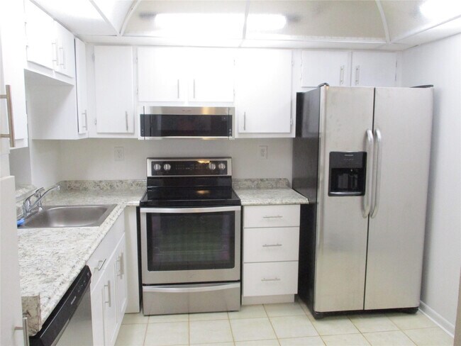 Foto del edificio - 6751 N University Dr