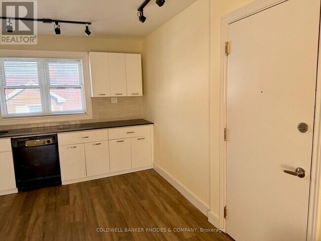 Photo du bâtiment - 6 - 406 MONTREAL ROAD